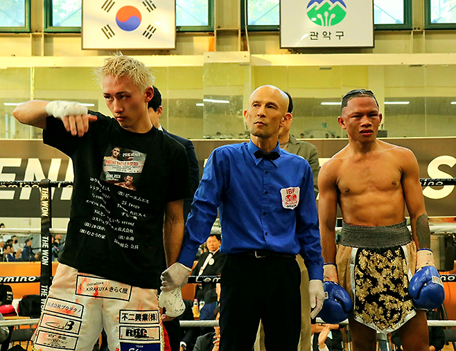 2025년 4월 서울특별시 관악구민종합체육센터 국제복싱연맹 슈퍼플라이급 인터내셔널 타이틀매치 결과 발표를 기다리는 북한 체육 명수 출신 대한민국 권투선수 한양호 표정에서도 쉽지 않은 승리를 거뒀다는 것이 드러난다. 사진=KBM 사단법인 한국복싱커미션