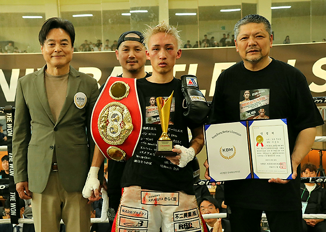 북한 체육 명수 출신 대한민국 권투선수 한양호가 2025년 4월 국제복싱연맹 슈퍼플라이급 인터내셔널 챔피언 인정서 및 트로피와 함께 기념 촬영을 하고 있다. 사진=KBM 사단법인 한국복싱커미션