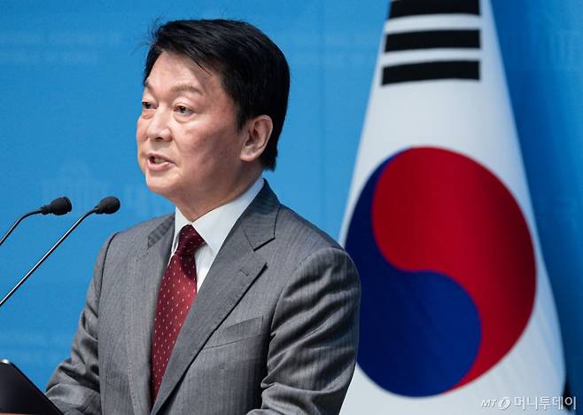 안철수 국민의힘 경선 후보가 27일 오전 서울 여의도 국회 소통관에서 '국민 여러분께 드리는 호소문'을 발표하고 있다. 2025.4.27/사진=뉴스1 /사진=(서울=뉴스1) 이재명 기자