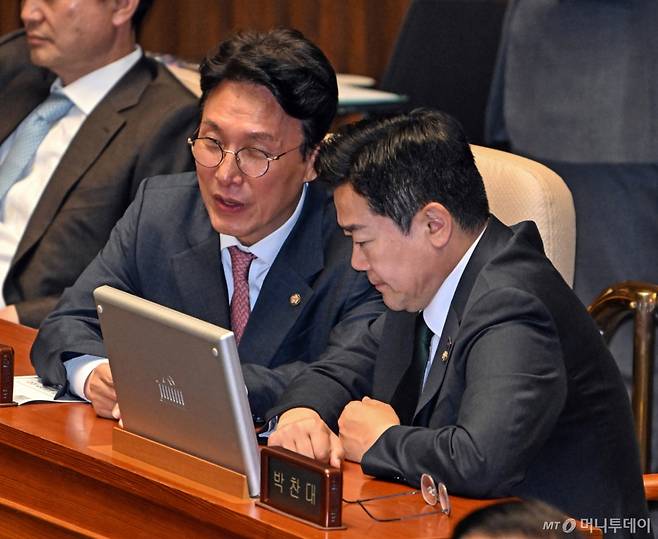 (서울=뉴스1) 이재명 기자 = 박찬대 더불어민주당 당대표 직무대행 겸 원내대표(오른쪽)와 김민석 최고위원이 24일 국회에서 열린 본회의에서 이야기를 나누고 있다. (공동취재) 2025.4.24/뉴스1 Copyright (C) 뉴스1. All rights reserved. 무단 전재 및 재배포, AI학습 이용 금지. /사진=(서울=뉴스1) 이재명 기자