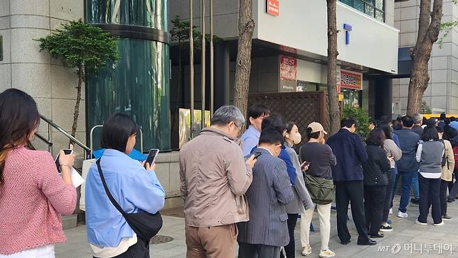 삼성전자 서초사옥 인근 SKT 대리점에 오전 8시부터 유심을 교체하려는 가입자들의 '오픈런'이 벌어졌다. /사진=윤지혜 기자