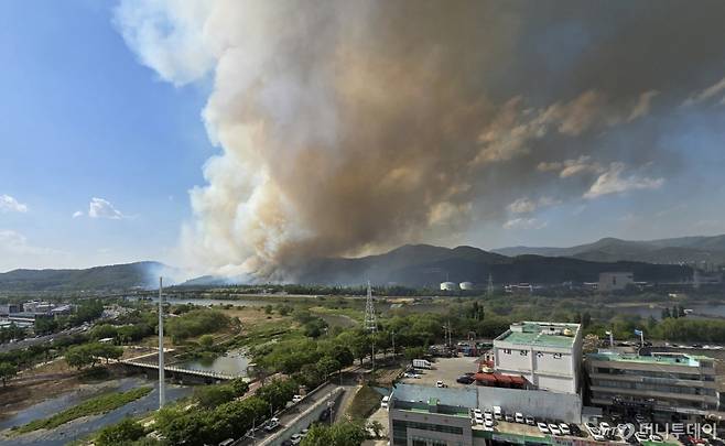 (대구=뉴스1) 공정식 기자 = 28일 오후 2시 1분쯤 대구 북구 노곡동 함지산에서 불이 나 연기가 치솟고 있다. 2025.4.28/뉴스1  Copyright (C) 뉴스1. All rights reserved. 무단 전재 및 재배포,  AI학습 이용 금지. /사진=(대구=뉴스1) 공정식 기자
