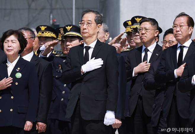 한덕수 대통령 권한대행 국무총리가 25일 대전 유성구 국립대전현충원에서 열린 제2회 순직의무군경의 날 기념식에서 참배를 위해 이동중 국기에 경례를 하고 있다. (대통령실통신사진기자단) 2025.04.25. /사진=뉴시스 /사진=