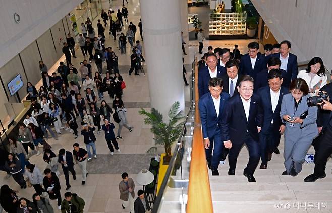 [서울=뉴시스] 국회사진기자단 = 이재명 더불어민주당 제21대 대통령 선거 후보가 28일 오후 경기도 이천시 SK하이닉스 이천캠퍼스에서 열린 'K-반도체' AI메모리반도체 기업 간담회에 참석하고 있다. 왼쪽은 이재명 후보를 보기 위해 모인 SK하이닉스 직원들의 모습. 2025.04.28. photo@newsis.com /사진=조성봉