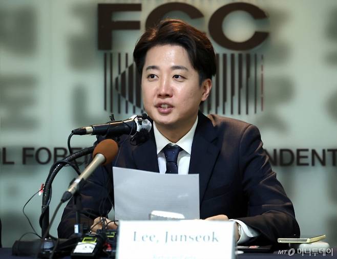 [서울=뉴시스] 이영환 기자 = 이준석 개혁신당 대선 후보가 28일 오후 서울 중구 한국프레스센터 서울외신기자클럽 라운지에서 외신기자 간담회를 하고 있다. 2025.04.28. 20hwan@newsis.com /사진=이영환