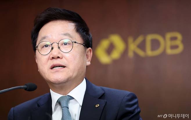 [서울=뉴시스] 홍효식 기자 = 강석훈 KDB산업은행 회장이 11일 오후 서울 영등포구 산업은행 본점에서 열린 취임 2주년 기자 간담회에 참석하고 있다. 2024.06.11. yesphoto@newsis.com /사진=홍효식