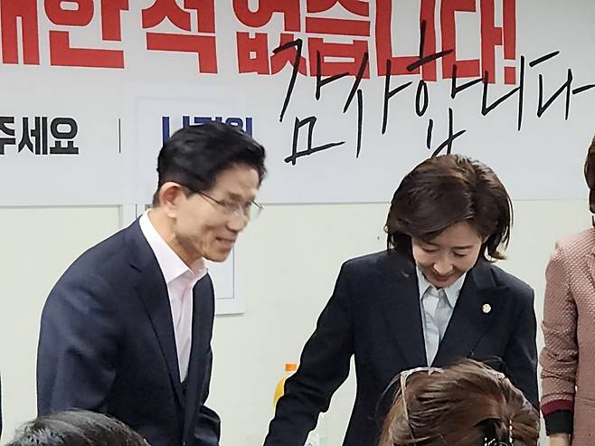 나경원 국민의힘 의원이 28일 오후 서울 여의도 캠프에서 김문수 국민의힘 대선 경선 후보와 만나는 모습. /사진=나경원 의원