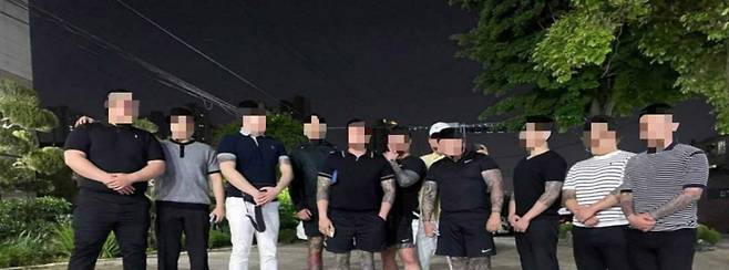폭력조직원 출소식 단체사진/사진=인천지검 제공
