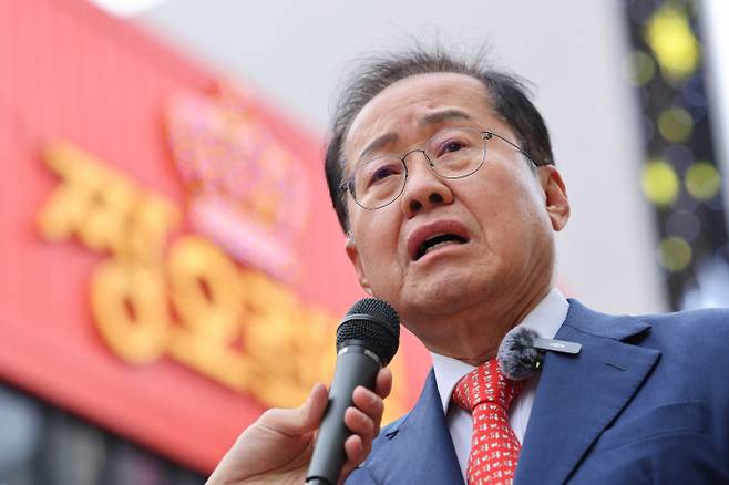 홍준표 국민의힘 대선 경선 후보가 27일 오후 서울 마포구 홍대 레드로드를 찾아 현장 기자간담회를 하고 있다. / 사진=뉴스1 신웅수 기자