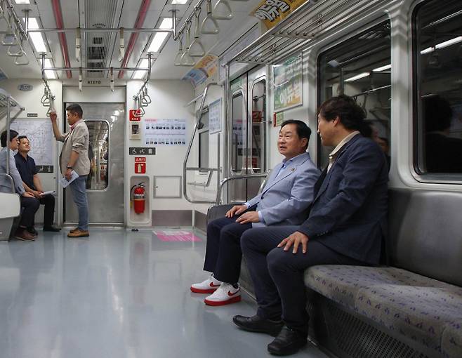 주광덕 남양주시장이 오는 5월 1일 '마석~상봉 셔틀열차' 개통을 앞두고 시민 편의 점검을 위한 시승을 하고 있다. /사진제공=남양주시