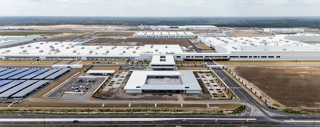 현대차·기아가 트럼프 대통령의 관세 인상 여파에 2분기부터는 가격 인상이 불가피할 것이란 전망이다. 사진은 현대차 미국 조지아주 엘라벨에 지어진 'HMGMA'(현대차그룹 메타플랜트 아메리카) 전경. /사진=현대차그룹