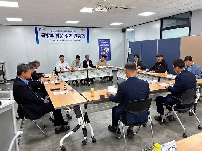 수원 군공항 이전 및 경기통합국제공항 추진 시민협의회는 28일 오전 11시 시민협의회 사무실에서 국방부 관계자와의 간담회를 개최했다. / 사진제공=수원 군공항 이전 및 경기통합국제공항 추진 시민협의회
