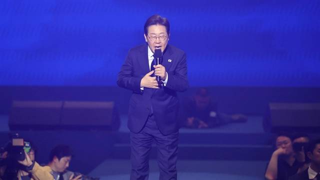 더불어민주당 대선 후보로 선출된 이재명 후보가 27일 경기 고양시 킨텍스에서 열린 ‘제21대 대통령선거 후보자 선출을 위한 수도권·강원·제주 경선 및 최종 후보자 선출 대회’에서 수락 연설을 하고 있다. 연합뉴스