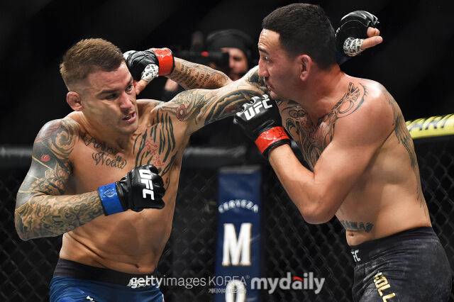 할로웨이(오른쪽)와 포이리에가 UFC 236에서 경기를 펼치고 있다. /게티이미지코리아
