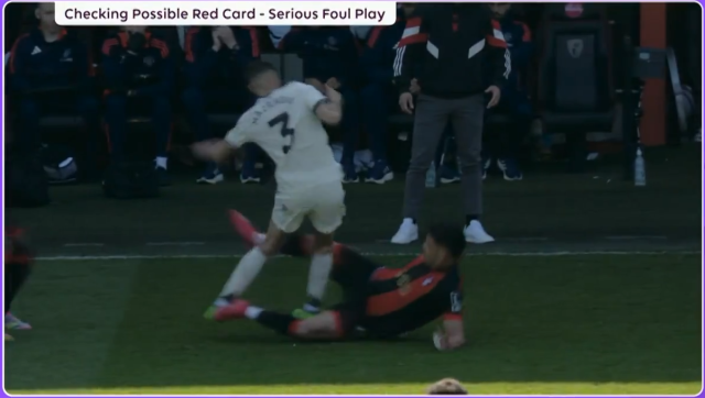 에바니우송이 누사이르 마즈라위를 향해 태클하고 있다./중계화면