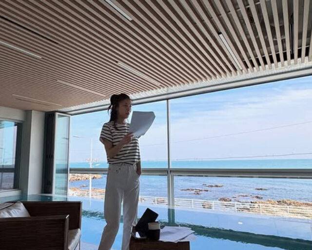 하지원이 멀리서도 동안 외모를 뽐냈다. / 하지원 소셜미디어 캡처