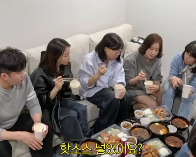 최화정은 홈쇼핑 방송 하기 전 배달 음식으로 배를 채웠다. / 유튜브 '안녕하세요 최화정입니다' 캡처