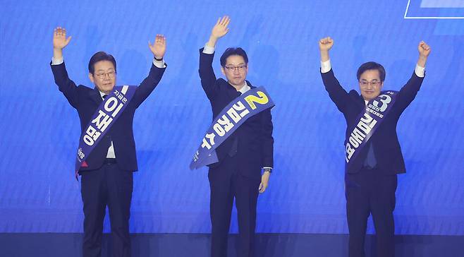 이재명(왼쪽부터), 김경수, 김동연 더불어민주당 대선 경선 후보가 27일 경기 고양시 킨텍스에서 열린 ‘제21대 대통령선거 후보자 선출을 위한 수도권·강원·제주 경선 및 최종 후보자 선출 대회’에 입장해 지지자들에게 인사하고 있다. [연합]