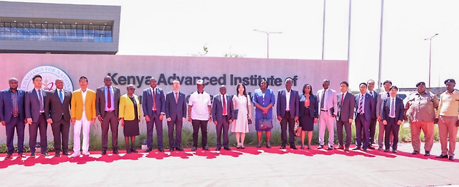 케냐과학기술원 준공식에서 관계자들이 기념촬영을 하고 있다. [주케냐 한국대사관 제공]