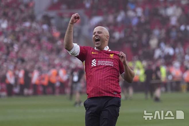 [리버풀=AP/뉴시스] 잉글랜드 프로축구 프리미어리그(EPL) 조기 우승을 확정한 뒤 즐거워 하는 리버풀의 아르네 슬롯 감독. 2025.04.27.