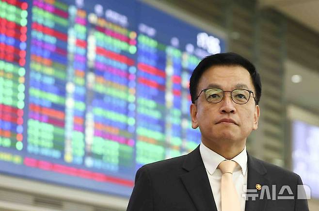 [인천공항=뉴시스] 김근수 기자 = 한-미 통상협의와 주요 20개국(G20) 재무장관회의 및 국제통화금융위원회(IMFC)' 참석차 미국을 방문한 최상목 부총리 겸 기획재정부 장관이 27일 인천국제공항 제2여객터미널으로 귀국하고 있다. 2025.04.27. ks@newsis.com