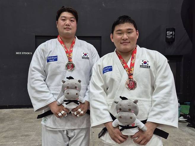 [서울=뉴시스] 2025 아시아유도선수권대회 남자 100㎏ 이상급에서 금메달을 차지한 이승엽(왼쪽), 동메달을 획득한 김민종. (사진=대한유도회 제공) *재판매 및 DB 금지