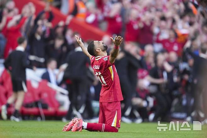 [리버풀=AP/뉴시스] 리버풀의 모하메드 살라가 27일(현지 시간) 영국 리버풀의 안필드에서 열린 2024-25 프리미어리그 34라운드 토트넘 홋스퍼와의 경기에서 승리해 리그 우승을 확정한 후 기뻐하고 있다. 리버풀은 손흥민이 부상으로 빠진 토트넘에 5-1로 승리하고 남은 경기 결과에 상관없이 우승을 확정했다. 2025.04.28.