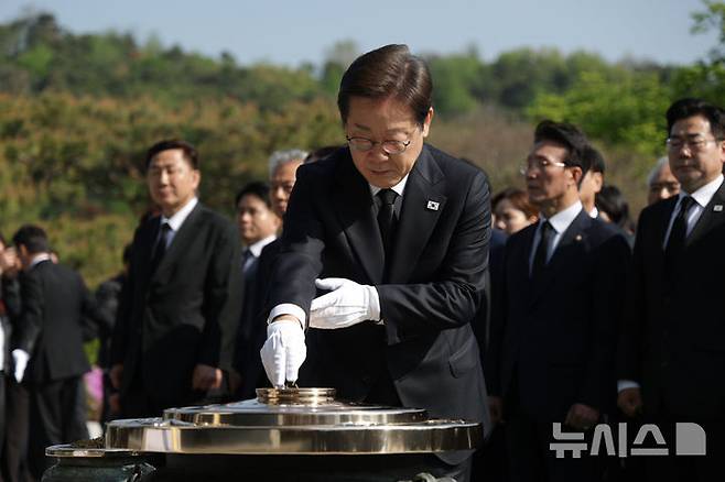 [서울=뉴시스] 조성우 기자 = 이재명 더불어민주당 제21대 대통령 선거 후보가 28일 오전 서울 동작구 국립서울현충원을 찾아 현충탑에 분향하고 있다. (공동취재) 2025.04.28. photo@newsis.com