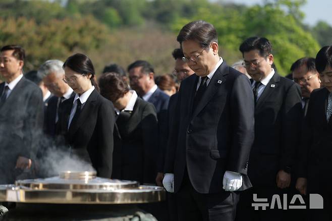 [서울=뉴시스] 조성우 기자 = 이재명 더불어민주당 제21대 대통령 선거 후보가 28일 오전 서울 동작구 국립서울현충원을 찾아 현충탑에 묵념하고 있다. (공동취재) 2025.04.28. photo@newsis.com