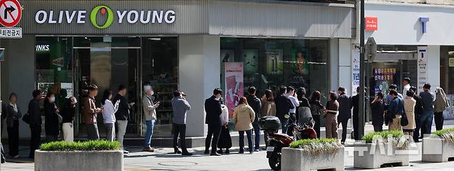 [서울=뉴시스] 이영환 기자 = SK텔레콤이 사이버 침해 피해를 막기 위해 전국 2600여곳의 T월드 매장에서 희망 고객들을 대상으로 유심 무상 교체를 진행하는 28일 오전 서울 시내의 한 T월드 매장에서 시민들이 유심 교체를 하기위해 대기하고 있다. 2025.04.28. 20hwan@newsis.com