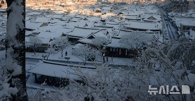 [전주=뉴시스] 김얼 기자 = 밤사이 전북지역에 많은 양의 눈이 내린 8일 전북 전주시 전주한옥마을 지붕에 눈이 쌓여 있다. 2025.01.08. pmkeul@newsis.com