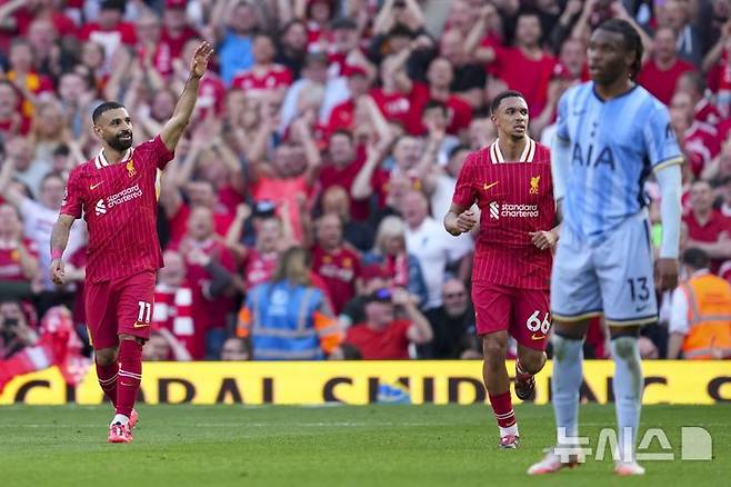 [리버풀=AP/뉴시스] 리버풀의 모하메드 살라가 27일(현지 시간) 영국 리버풀의 안필드에서 열린 2024-25 프리미어리그 34라운드 토트넘 홋스퍼와의 경기에서 팀의 네 번째 골을 넣은 후 기뻐하고 있다. 리버풀은 손흥민이 부상으로 빠진 토트넘에 5-1로 승리하고 남은 경기 결과에 상관없이 우승을 확정했다. 2025.04.28.<font style="vertical-align: inherit;"><font style="vertical-align: inherit;"></font></font>
