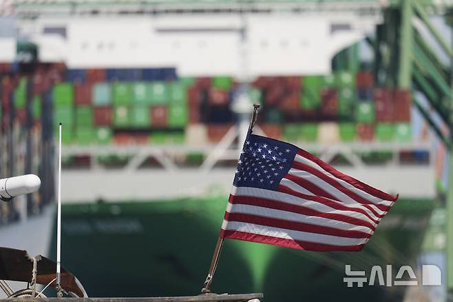 [로스앤젤레스=AP/뉴시스] 도널드 트럼프 미국 대통령이 대중국 관세 완화를 예고했지만, 미국 경제에 타격을 피해 갈 수 없을 것이라는 진단이 나온다. 사진은 지난 2일(현지 시간) 미국 캘리포니아 로스앤젤레스 항구의 컨테이너선 앞에 미국 국기가 걸린 모습. 2025.04.28.