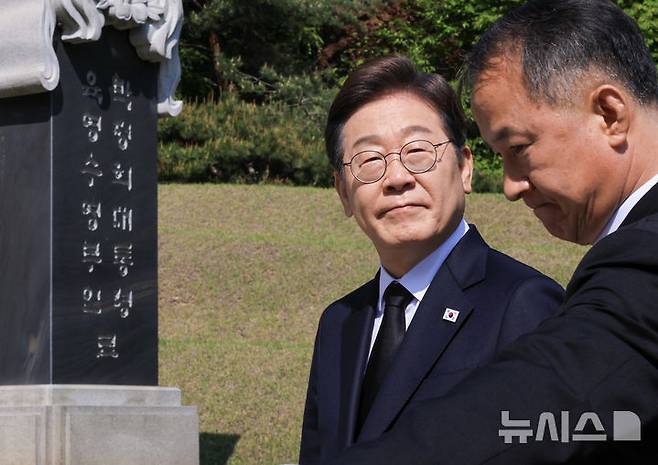 [서울=뉴시스] 조성우 기자 = 이재명 더불어민주당 제21대 대통령 선거 후보가 28일 오전 서울 동작구 국립서울현충원에서 박정희 전 대통령의 묘역을 참배하고 있다. (공동취재) 2025.04.28. photo@newsis.com