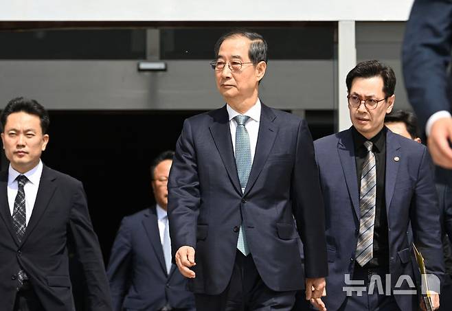 [서울=뉴시스] 국회사진기자단 = 덕수 대통령 권한대행 국무총리가 24일 오전 서울 여의도 국회에서 추가경정예산안 시정연설을 마치고 국회를 나서고 있다. 2025.04.24. photo@newsis.com