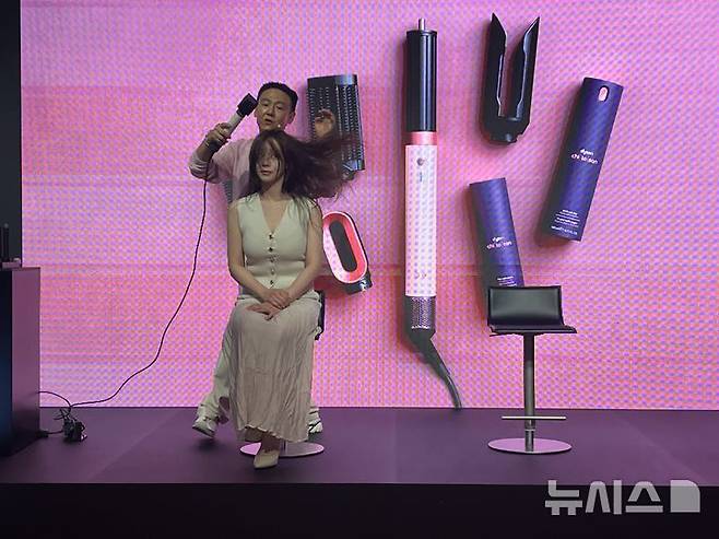 [서울=뉴시스]이현주 기자 = 선우 우선 헤어&메이크업 원장이 28일 서울 성수동 XYZ서울에서 열린 신제품 소개 행사에서 바람 세기가 두 배 강력해진 '에어랩 코안다 2x™(투엑스) 멀티 스타일러 앤 드라이어'를 시연하고 있다. lovelypsyche@newsis.com