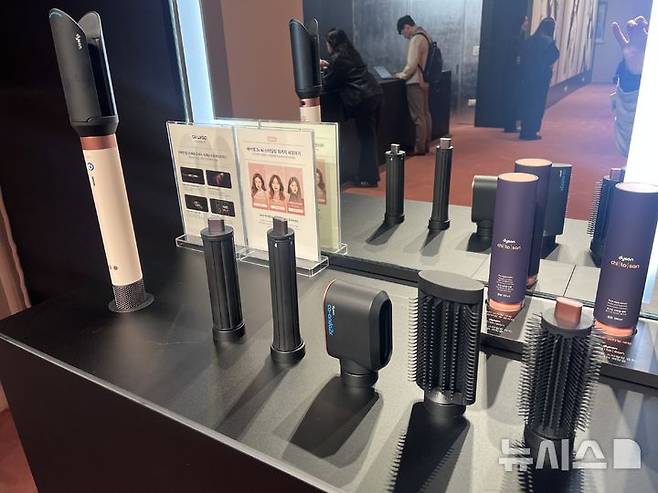 [서울=뉴시스]이현주 기자 = 28일 서울 성수동 체험행사장에 전시된 에어스무스2x™ 스타일링 노즐, 패스트 드라이어 2x, 30㎜ 코안다2x™ 컬링 배럴, 40㎜ 코안다2x™ 컬링 배럴, 엉킴방지 스무딩 브러시 2x, 라운드 볼륨 브러시 2x 로 구성된 다이슨 에어랩 코안다 2x™(투엑스) 멀티 스타일러 앤 드라이어. lovelypsyche@newsis.com