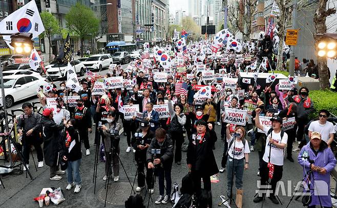 [서울=뉴시스] 김진아 기자 = 19일 서울 서초구 교대역 인근에서 윤석열 대통령의 복귀를 요구하는 2030의 '윤어게인(YOON AGAIN)' 집회가 열리고 있다. 2025.04.19. bluesoda@newsis.com