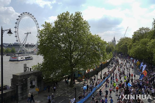 [런던=신화/뉴시스] 27일(현지 시간) 영국 런던에서 열린 2025 런던 마라톤에 참가한 참가자들이 결승선을 향해 달리고 있다. 2025.04.28.