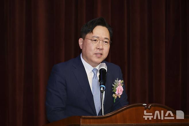 [전주=뉴시스] 전북특별자치도 제44대 최병관 행정부지사가 28일 전북도청 회의실에서 진행된 퇴임식 행사를 가진 후 김관영 전북지사 등과 기념촬영을 하고 있다. 2025.04.28 (사진= 전북자치도 제공)  *재판매 및 DB 금지