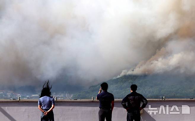 [대구=뉴시스] 이무열 기자 = 28일 오후 2시 1분쯤 대구 북구 노곡동 함지산에서 불이 나 연기가 바람을 타고 도심으로 번지고 있다. 2025.04.28. lmy@newsis.com