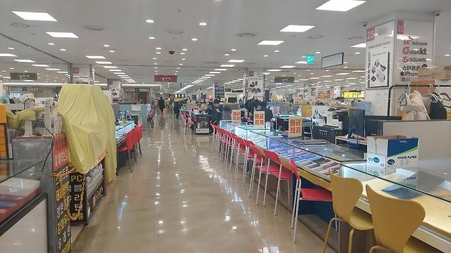 [서울=뉴시스] 윤정민 기자 = 서울 영등포구 테크노마크 신도림점에 있는 휴대폰 집단상가. 28일 업계에 따르면 강변 테크노마트를 비롯한 스마트폰 성지점에서는 지난 주말 SK텔레콤으로 번호이동을 하는 고객들에게 수십만원의 '페이백(비공식 지원금)'을 지급한 것으로 알려졌다. 2023.02.07. alpaca@newsis.com *재판매 및 DB 금지