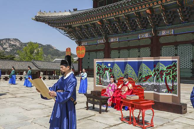 [서울=뉴시스] 경복궁 근정전 앞에서 펼치진 '봄 궁중문화축전' 주요 행인 '시간여행, 세종' (사진=국가유산진흥원 제공) 2025.04.28. photo@newsis.com *재판매 및 DB 금지
