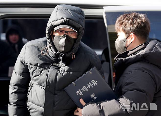 [서울=뉴시스] 김진아 기자 =  2018년 지방 선거 과정에서 억대의 불법 정치자금을 수수한 혐의를 받는 '건진법사' 전영배 씨가 9일 서울 양천구 서울남부지방법원에서 열린 영장실질심사(구속 전 피의자심문)에 출석하고 있다. 2025.01.09. bluesoda@newsis.com