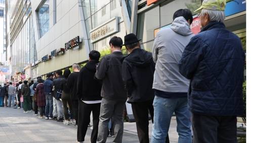 SKT, 유심 교체 기다리는 시민들 [연합뉴스 자료사진]