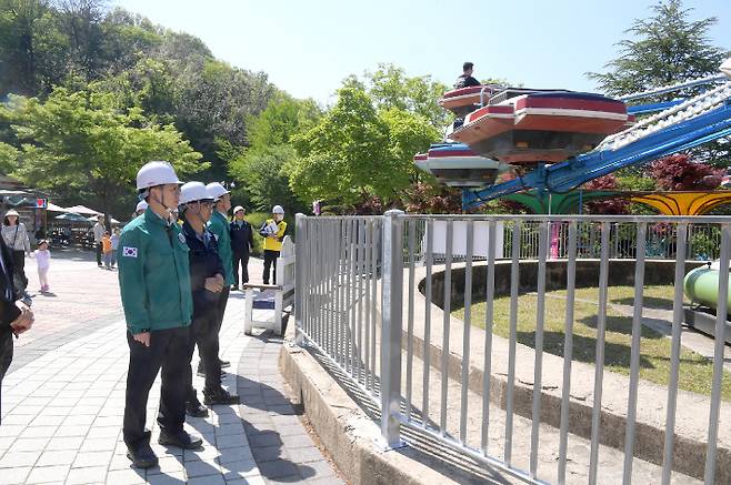 광주광역시는 '5월 가정의 달'을 앞두고 28일 우치공원 내 광주패밀리랜드에서 놀이시설, 전기설비 등 안전관리 실태를 집중 점검했다. 광주시 제공