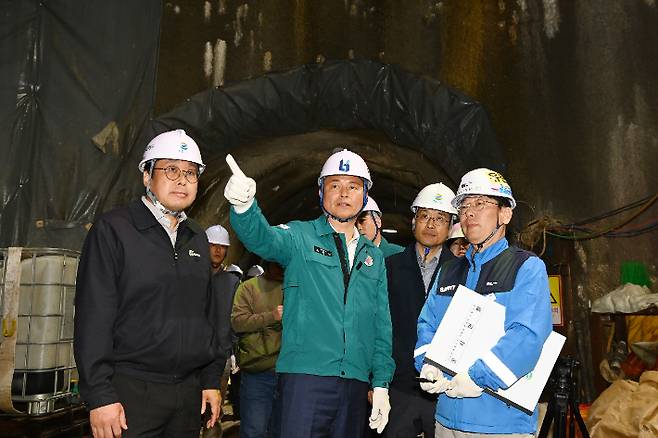 조용익(가운데) 부천시장이 지하 공사현장을 점검하고 있다. 부천시 제공