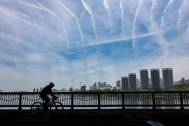 초여름 날씨를 보인 4월23일 서울 서초구 잠수교에 설치된 달빛무지개분수가 가동되고 있다. 연합뉴스