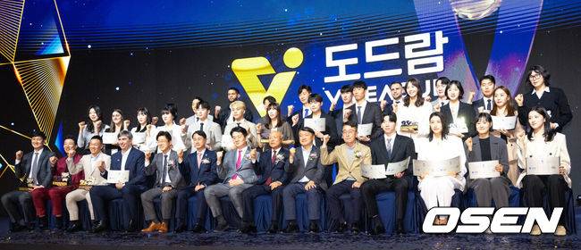 [OSEN=박준형 기자]  14일 오후 서울 서대문구 스위스그랜드호텔에서 2024-2025 V리그 시상식이 진행됐다.여자부는 마지막을 화려하게 장식한 김연경이 정규리그 MVP를, 남자부는 트레블을 이끈 토종 에이스 허수봉이 MVP를 차지했다. 수상자들이 포즈를 취하고 있다.   2025.04.14 / soul1014@osen.co.kr