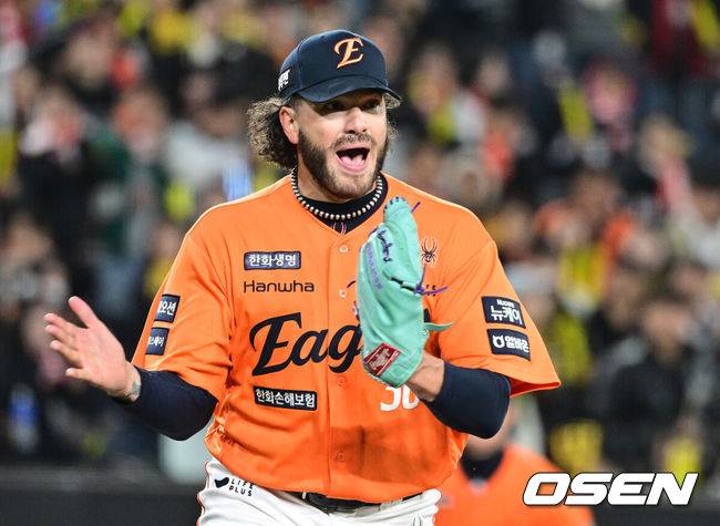 [OSEN=대전, 최규한 기자] 한화 선빌 코디 폰세가 기뻐하고 있다. 2025.03.28 / dreamer@osen.co.kr